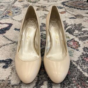 Aigner Size 7 Cream Women's Pumps